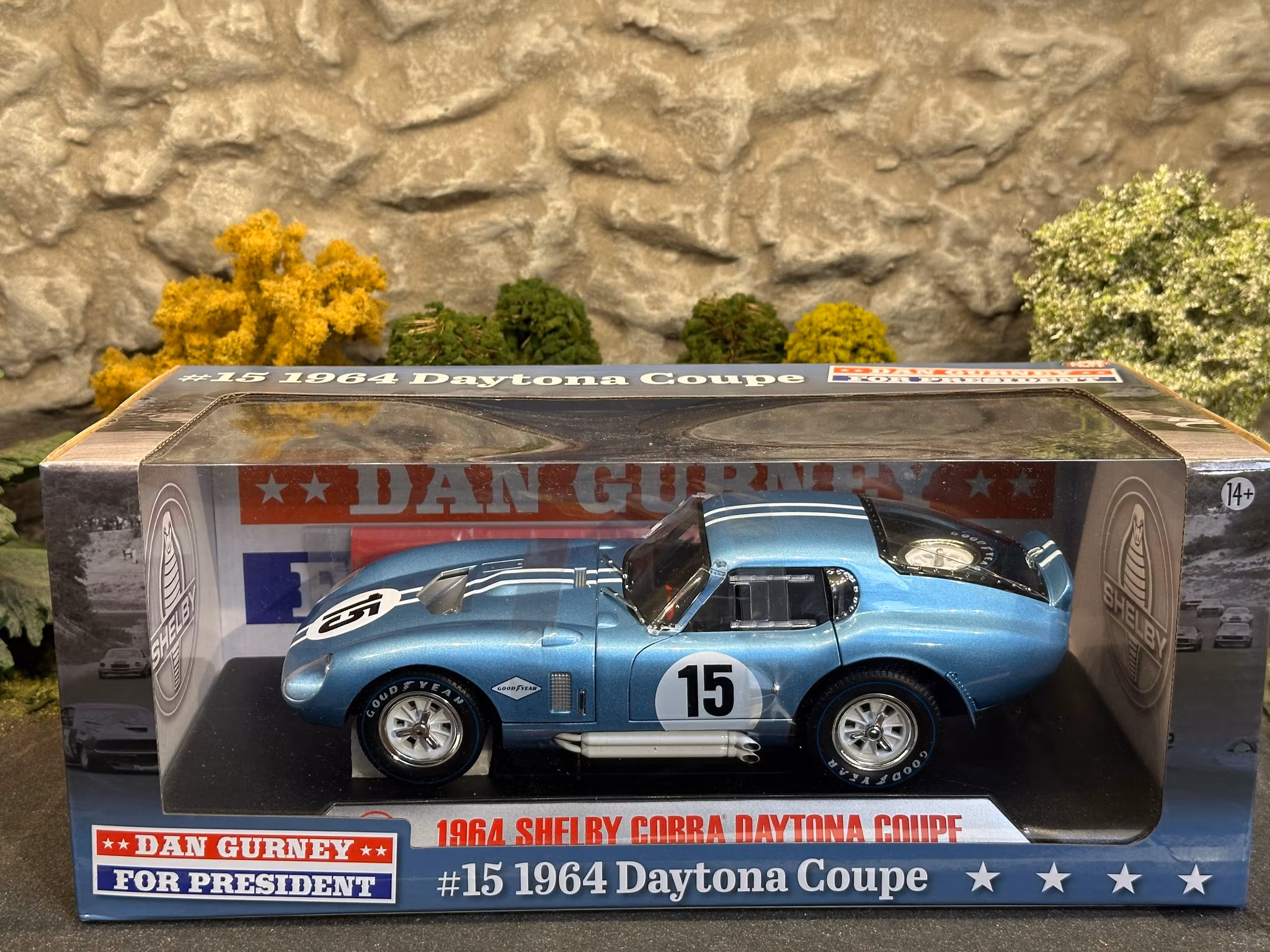Skala 1/18 1964 Shelby Daytona coupe #15 "Dan Gurney for president" blue/white fr Acme