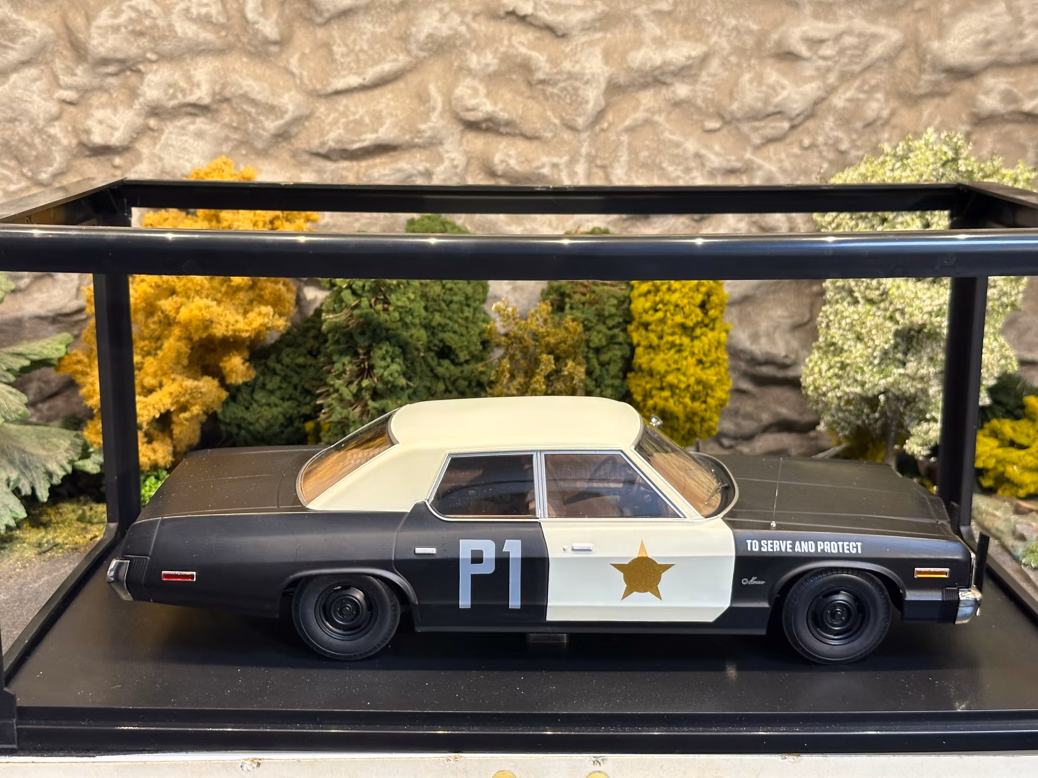 Skala 1/18 Dodge Monaco 74' "To serve & protect" fr KK-Scale