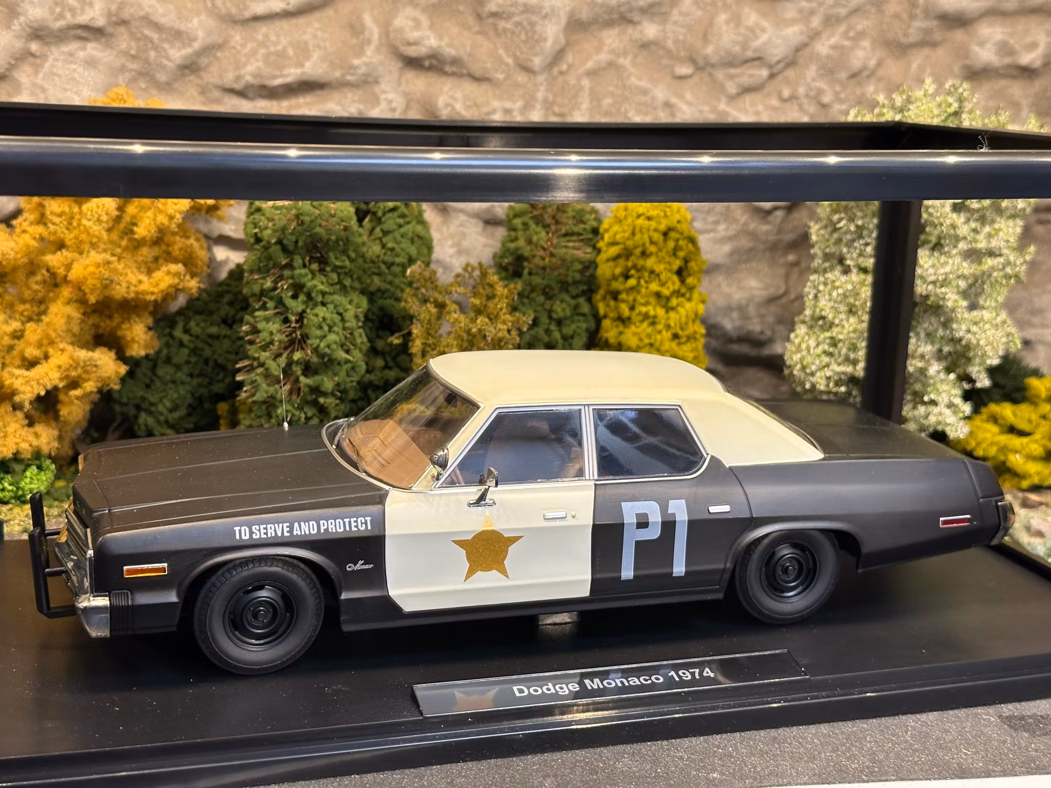 Skala 1/18 Dodge Monaco 74' "To serve & protect" fr KK-Scale