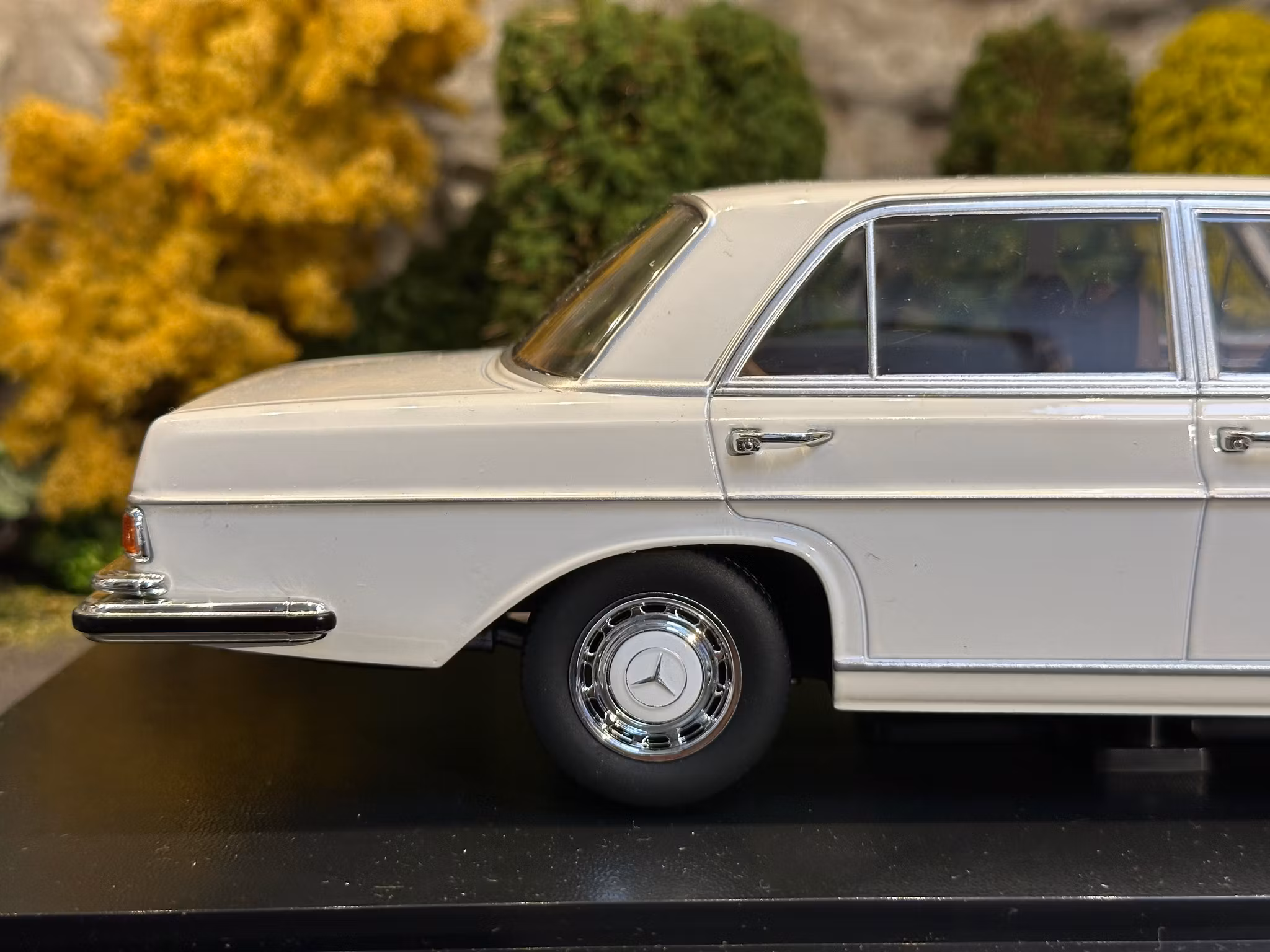 Skala 1/18 Mercedes-Benz 300 SEL 6,3 - W109. 1967-1972, white fr KK-Scale