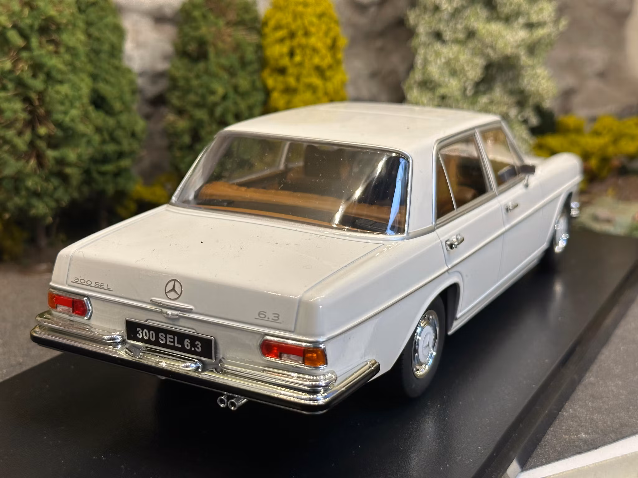 Skala 1/18 Mercedes-Benz 300 SEL 6,3 - W109. 1967-1972, white fr KK-Scale
