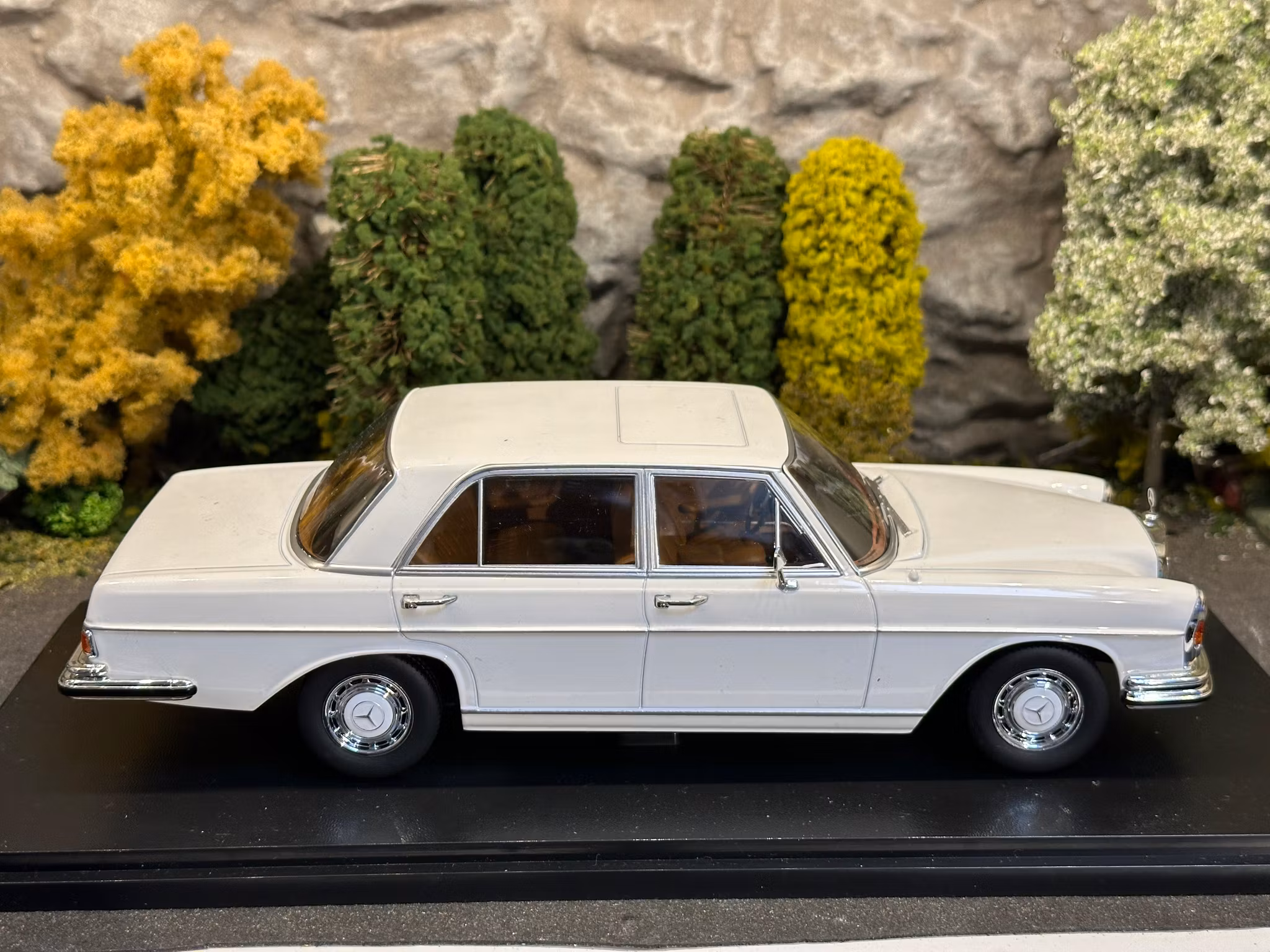 Skala 1/18 Mercedes-Benz 300 SEL 6,3 - W109. 1967-1972, white fr KK-Scale