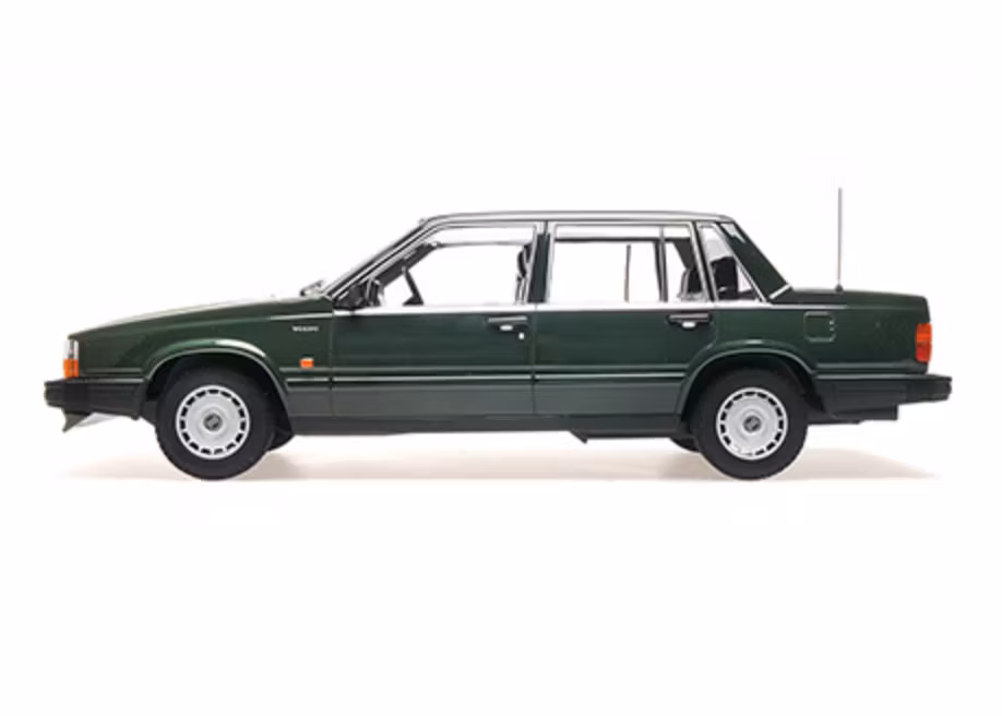 Skala 1/18 Volvo 740 GL (744) 1986 Dark green fr Minichamps 1 of 504 pcs