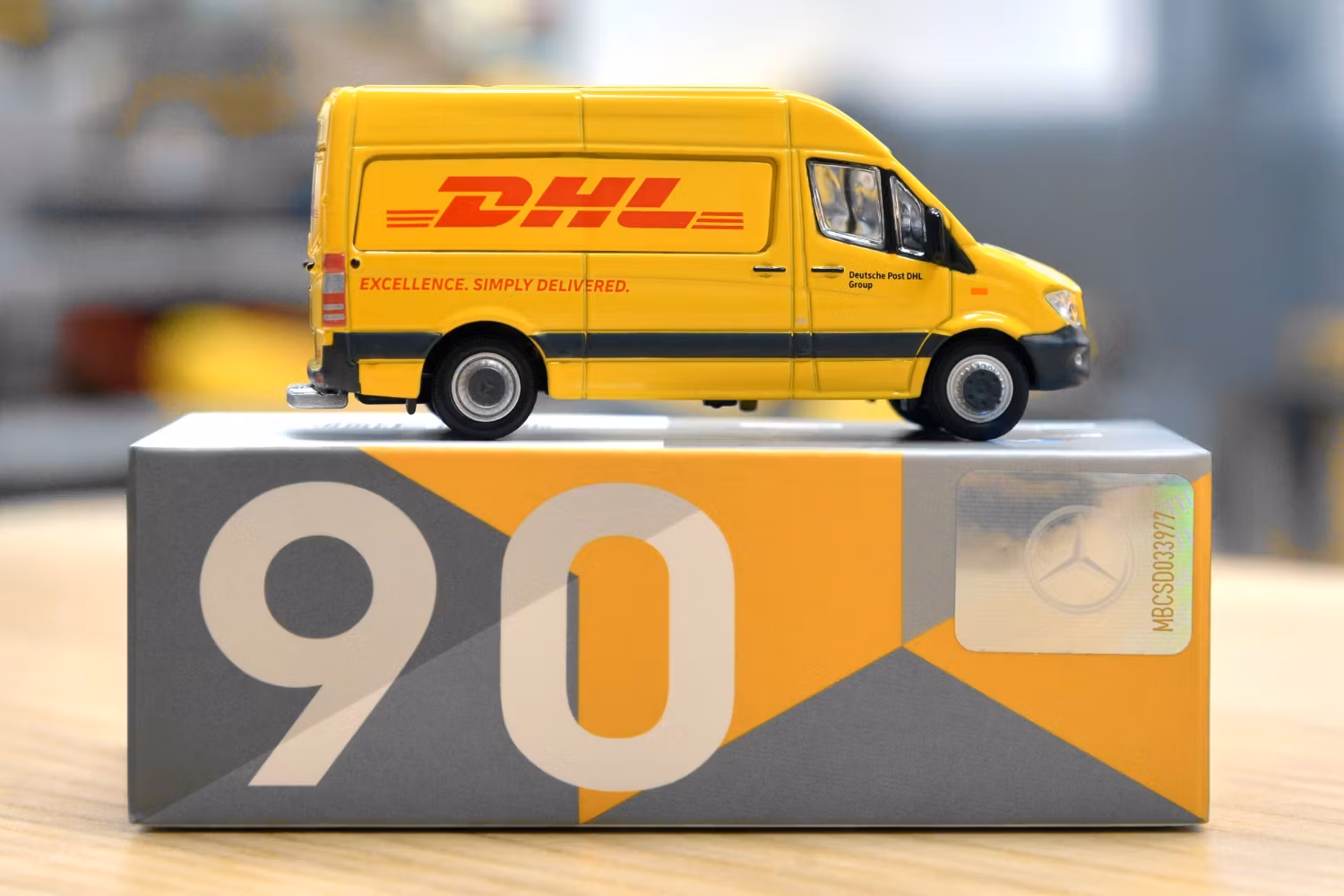 Skala 1/64 MERCEDES-BENZ Sprinter FL DHL fr Tiny Toys