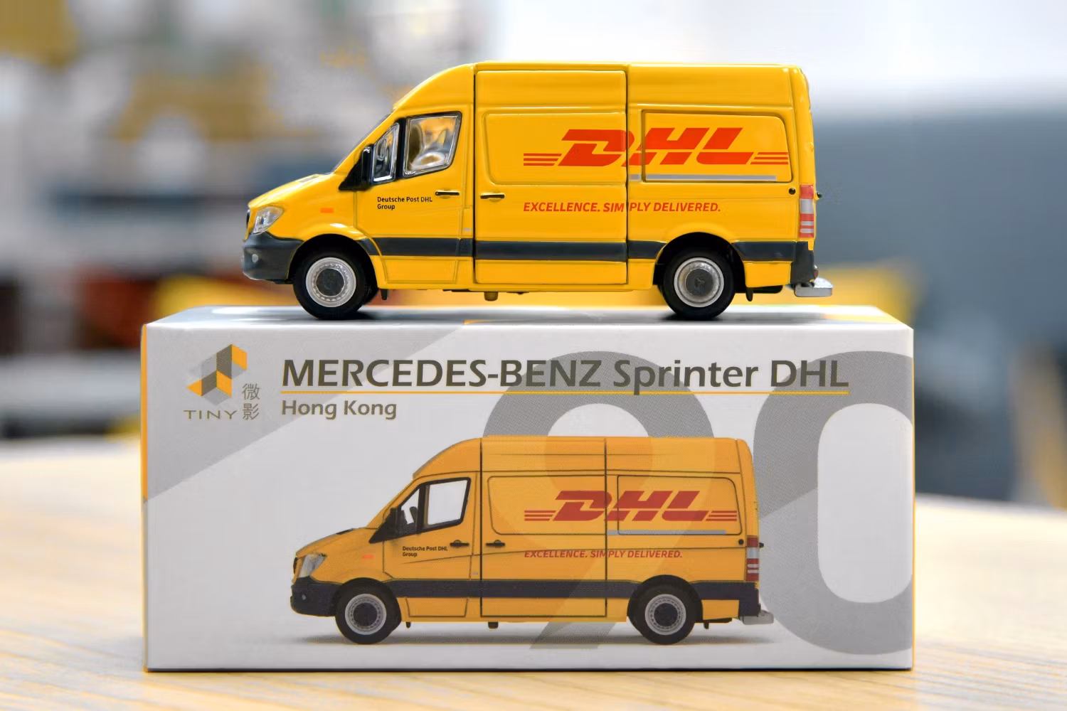 Skala 1/64 MERCEDES-BENZ Sprinter FL DHL fr Tiny Toys