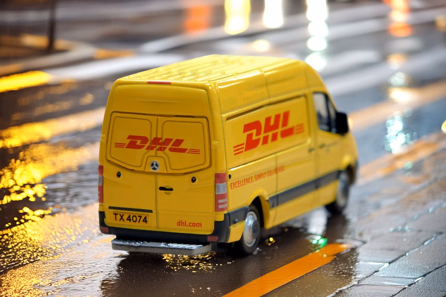 Skala 1/64 MERCEDES-BENZ Sprinter FL DHL fr Tiny Toys