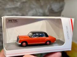 Skala 1/64 Mercedes-Benz 180D, red/blk fr Schuco