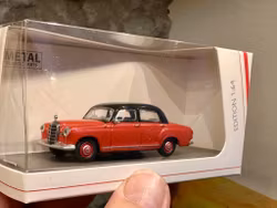 Skala 1/64 Mercedes-Benz 180D, red/blk fr Schuco