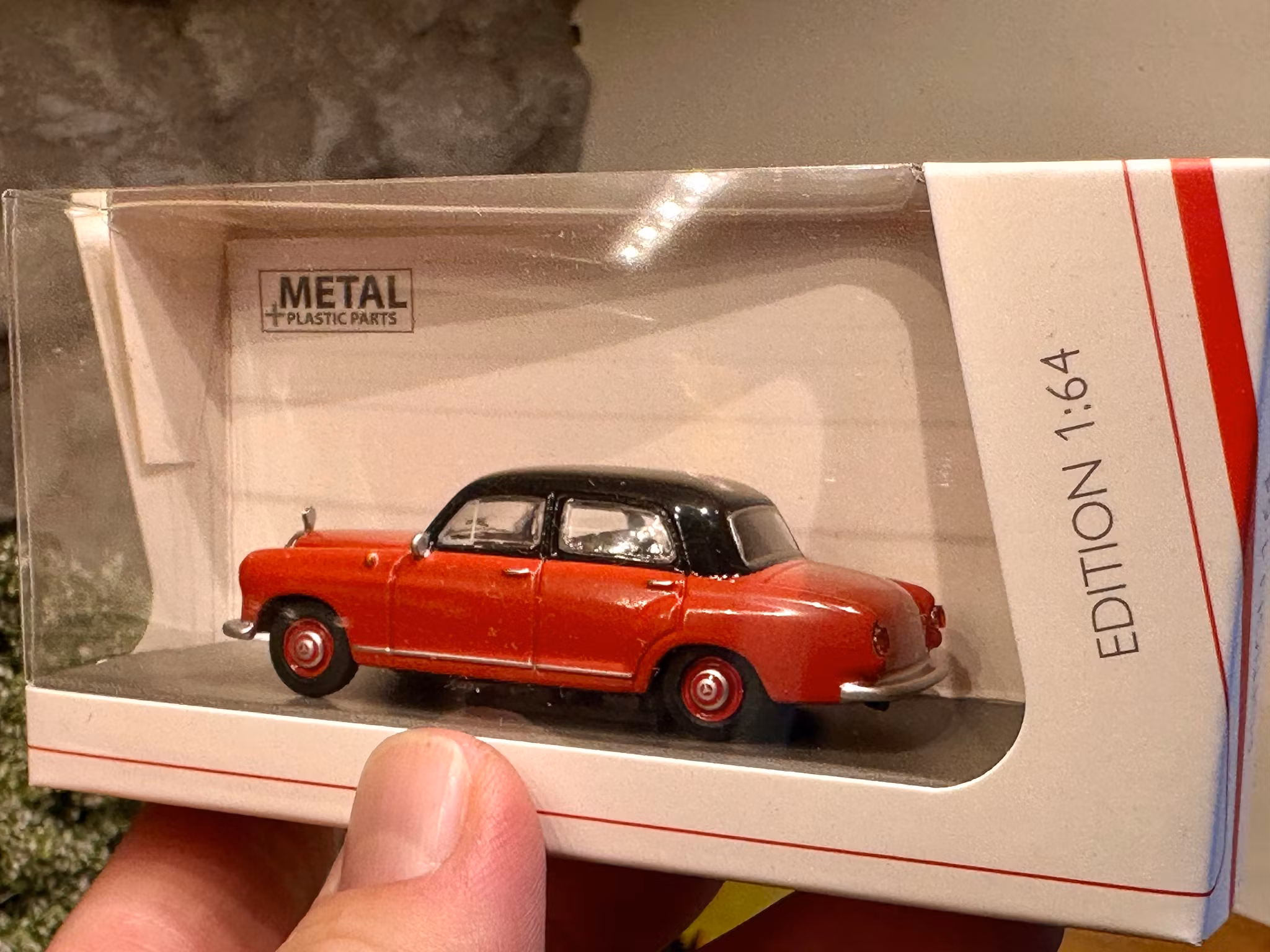 Skala 1/64 Mercedes-Benz 180D, red/blk fr Schuco