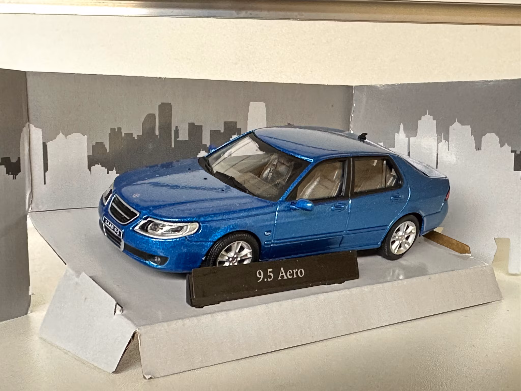 Skala 1/43 - SAAB 9-5, Blue met.  fr Cararama