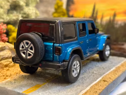 Skala 1/32 JEEP Wrangler Sahara, Bikini Pearl fr Tayumo