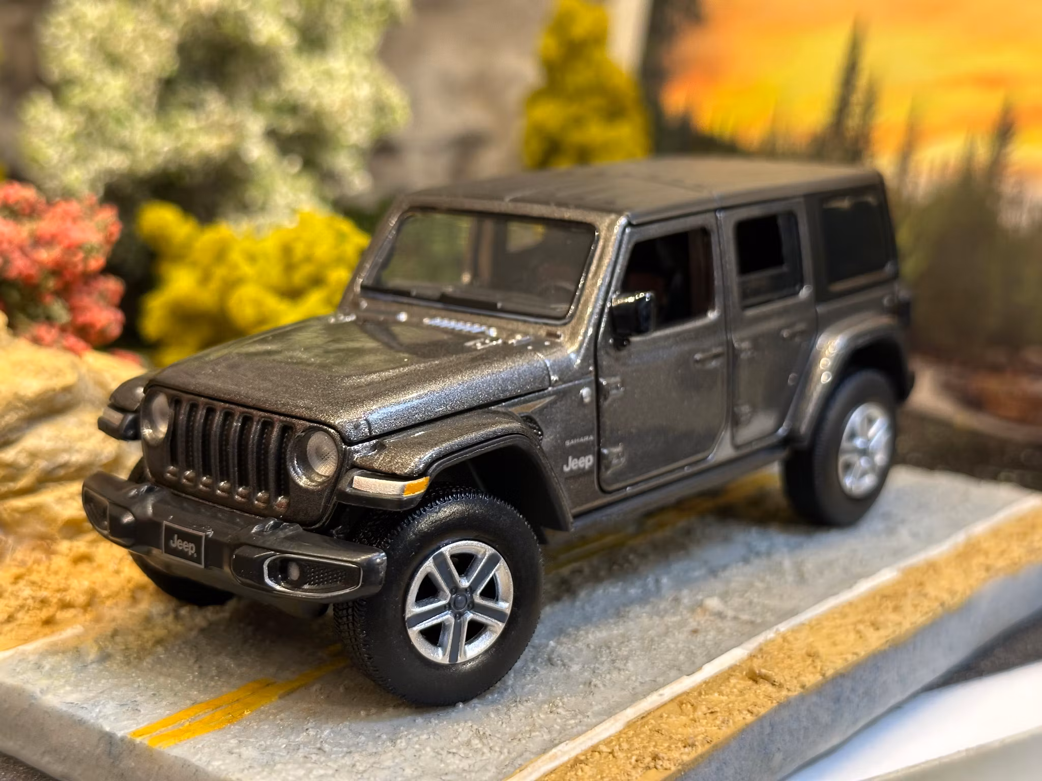 Skala 1/32 JEEP Wrangler Sahara, Granite Chrystal fr Tayumo