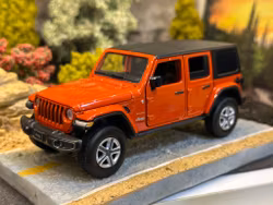 Skala 1/32 JEEP Wrangler Sahara, Punk'n Orange fr Tayumo