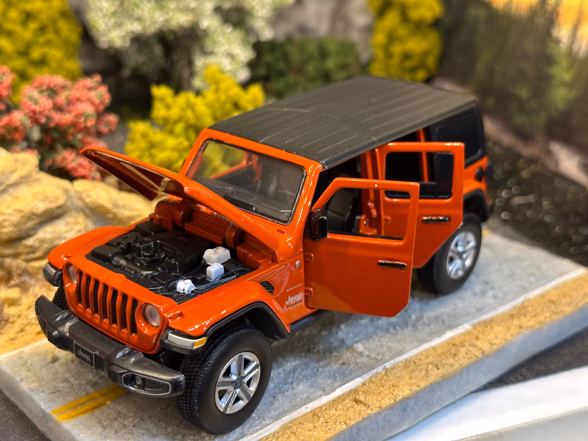 Skala 1/32 JEEP Wrangler Sahara, Punk'n Orange fr Tayumo