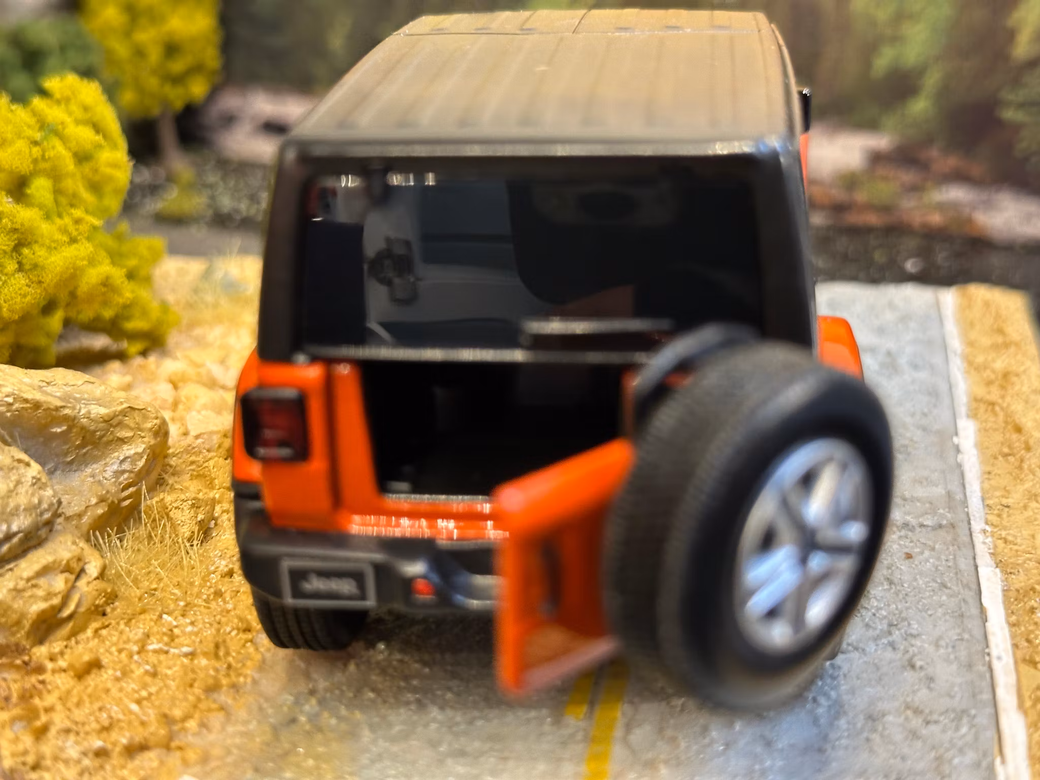 Skala 1/32 JEEP Wrangler Sahara, Punk'n Orange fr Tayumo