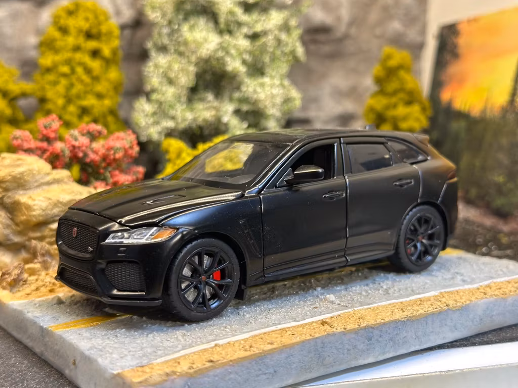Skala 1/32 Jaguar F-pace, Black matte fr Tayumo