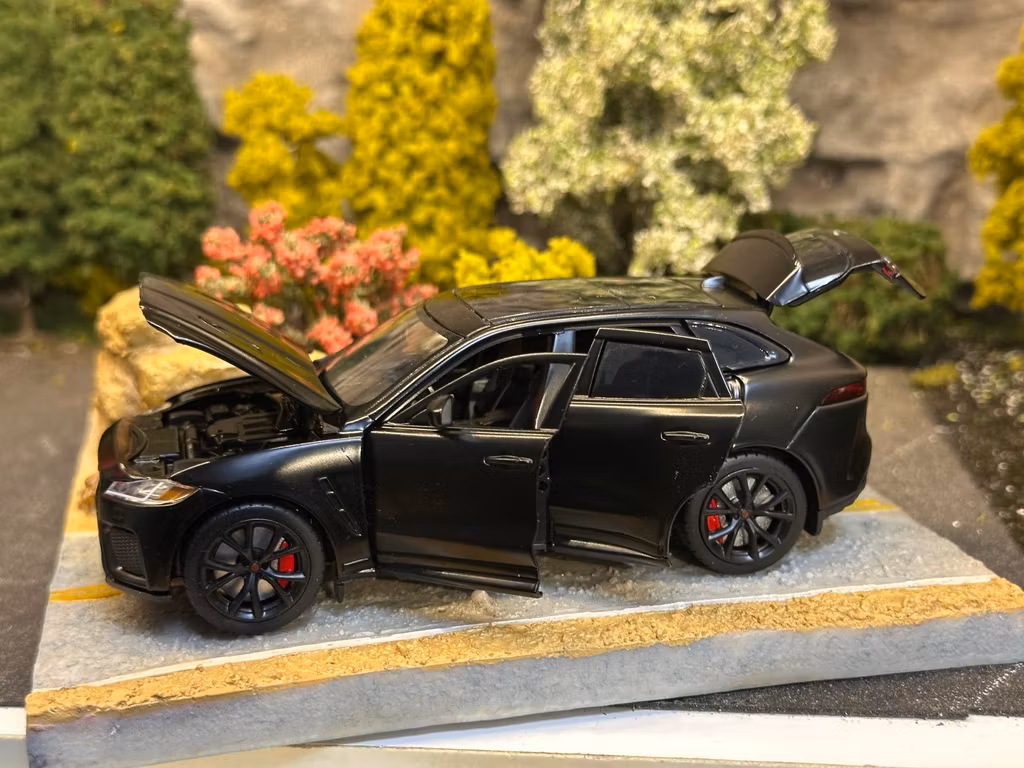 Skala 1/32 Jaguar F-pace, Black matte fr Tayumo