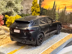 Skala 1/32 Jaguar F-pace, Black matte fr Tayumo