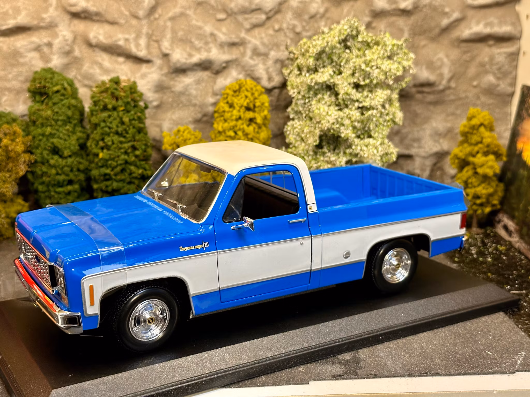 Skala 1/18 Chevrolet C-10 Chayenne Super, blue/white, 1974 fr Maisto Special Edition