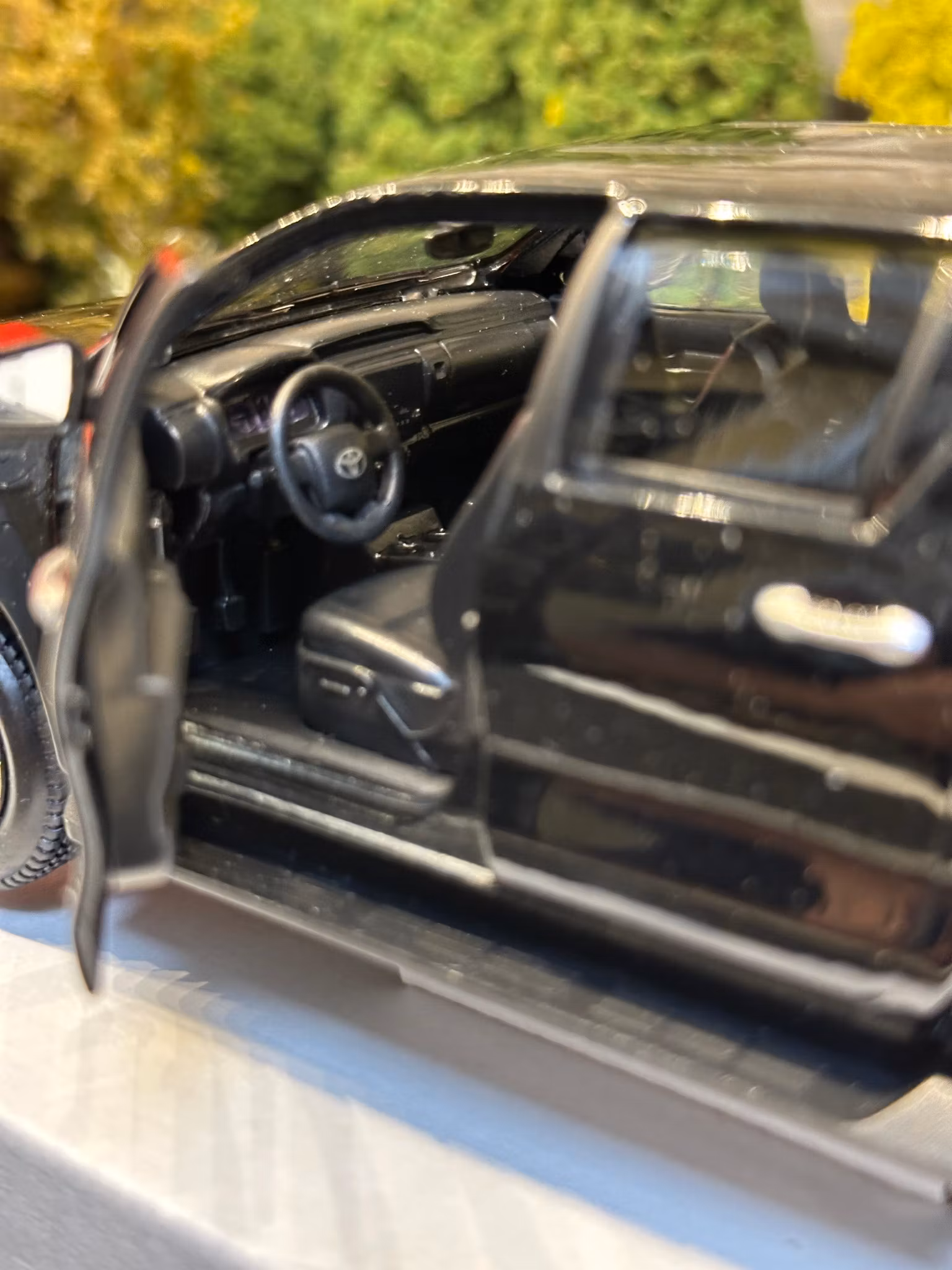 Skala 1/24 (Skala 1:27) Toyota Hilux, Black fr Maisto