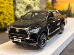 Skala 1/24 (Skala 1:27) Toyota Hilux, Black fr Maisto