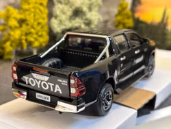 Skala 1/24 (Skala 1:27) Toyota Hilux, Black fr Maisto