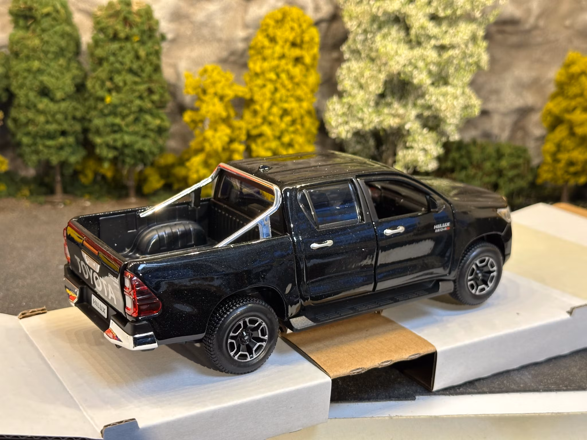 Skala 1/24 (Skala 1:27) Toyota Hilux, Black fr Maisto