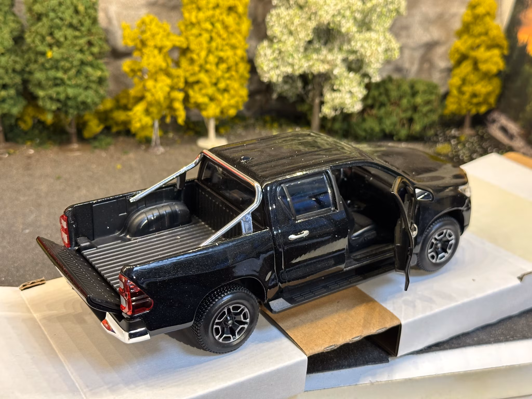 Skala 1/24 (Skala 1:27) Toyota Hilux, Black fr Maisto