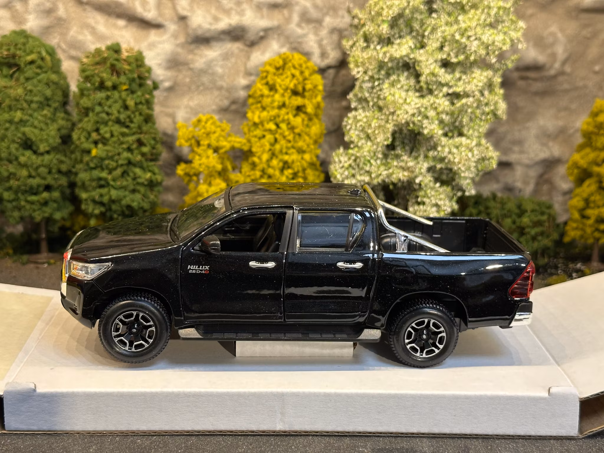 Skala 1/24 (Skala 1:27) Toyota Hilux, Black fr Maisto