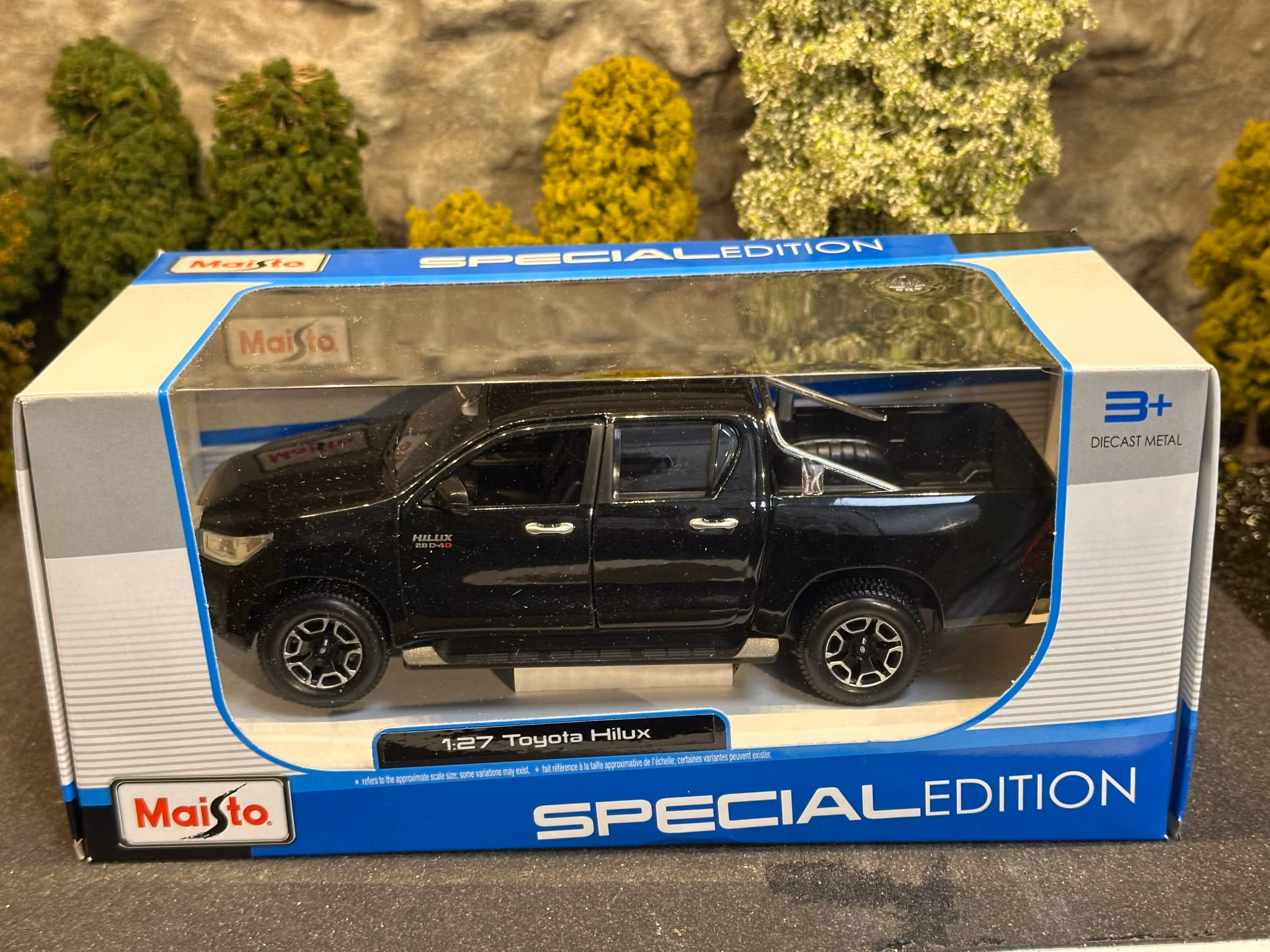 Skala 1/24 (Skala 1:27) Toyota Hilux, Black fr Maisto