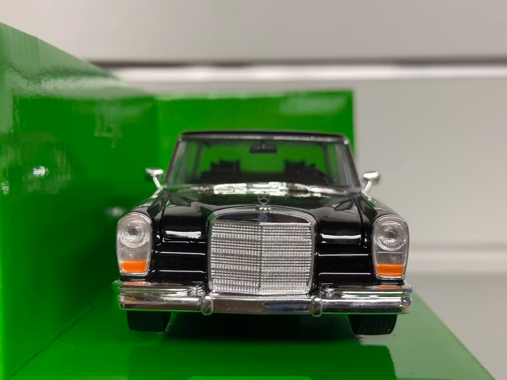 Skala 1/24 Mercedes-Benz 600 Pullman 1963' Black fr Nex models / Welly