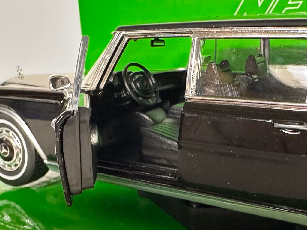 Skala 1/24 Mercedes-Benz 600 Pullman 1963' Black fr Nex models / Welly