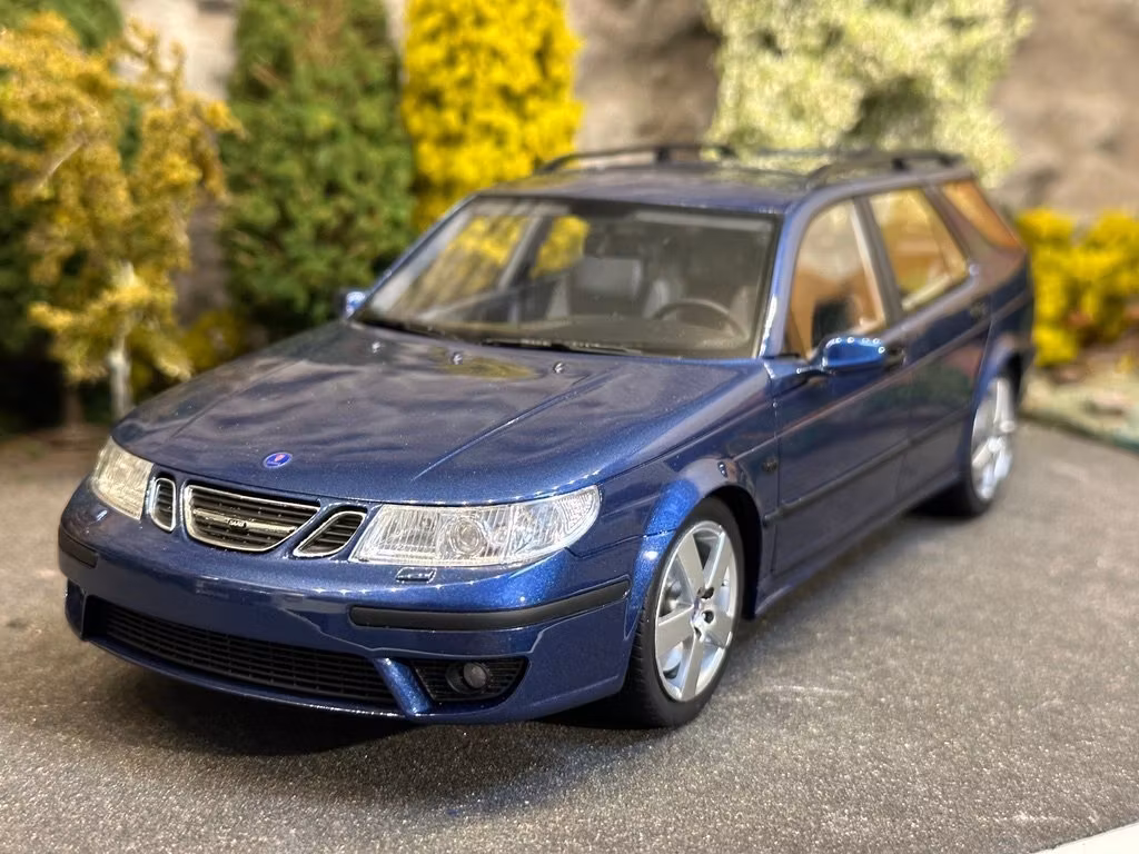 Skala 1/18 SAAB 9-5 SPORTCOMBI AERO BLUE fr DNA Collectibles (DNA000065) Resin