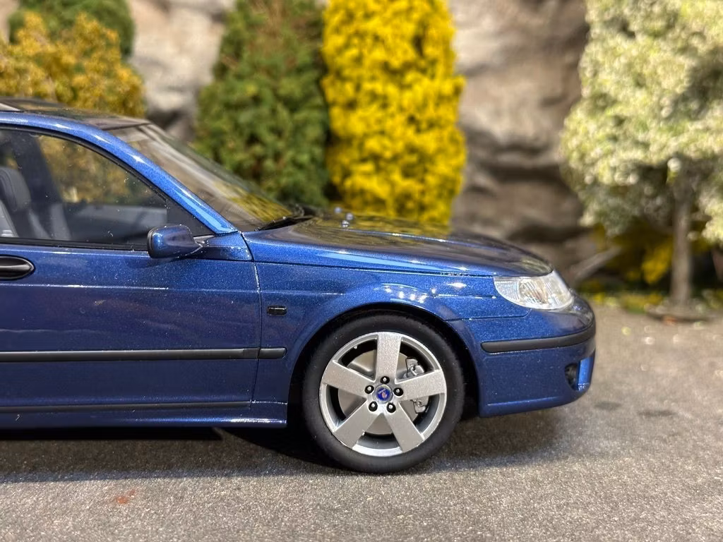 Skala 1/18 SAAB 9-5 SPORTCOMBI AERO BLUE fr DNA Collectibles (DNA000065) Resin