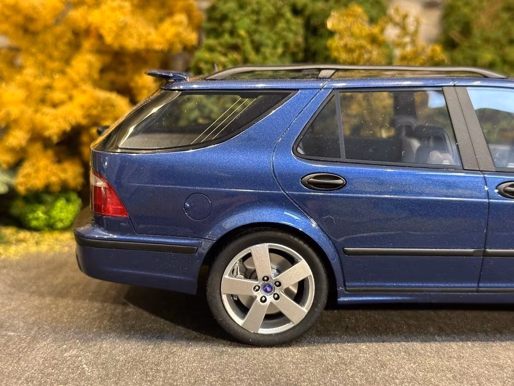 Skala 1/18 SAAB 9-5 SPORTCOMBI AERO BLUE fr DNA Collectibles (DNA000065) Resin