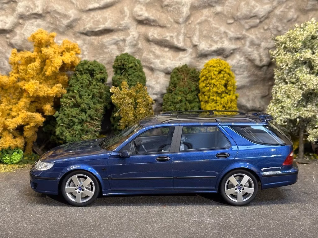 Skala 1/18 SAAB 9-5 SPORTCOMBI AERO BLUE fr DNA Collectibles (DNA000065) Resin