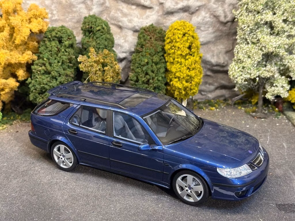 Skala 1/18 SAAB 9-5 SPORTCOMBI AERO BLUE fr DNA Collectibles (DNA000065) Resin