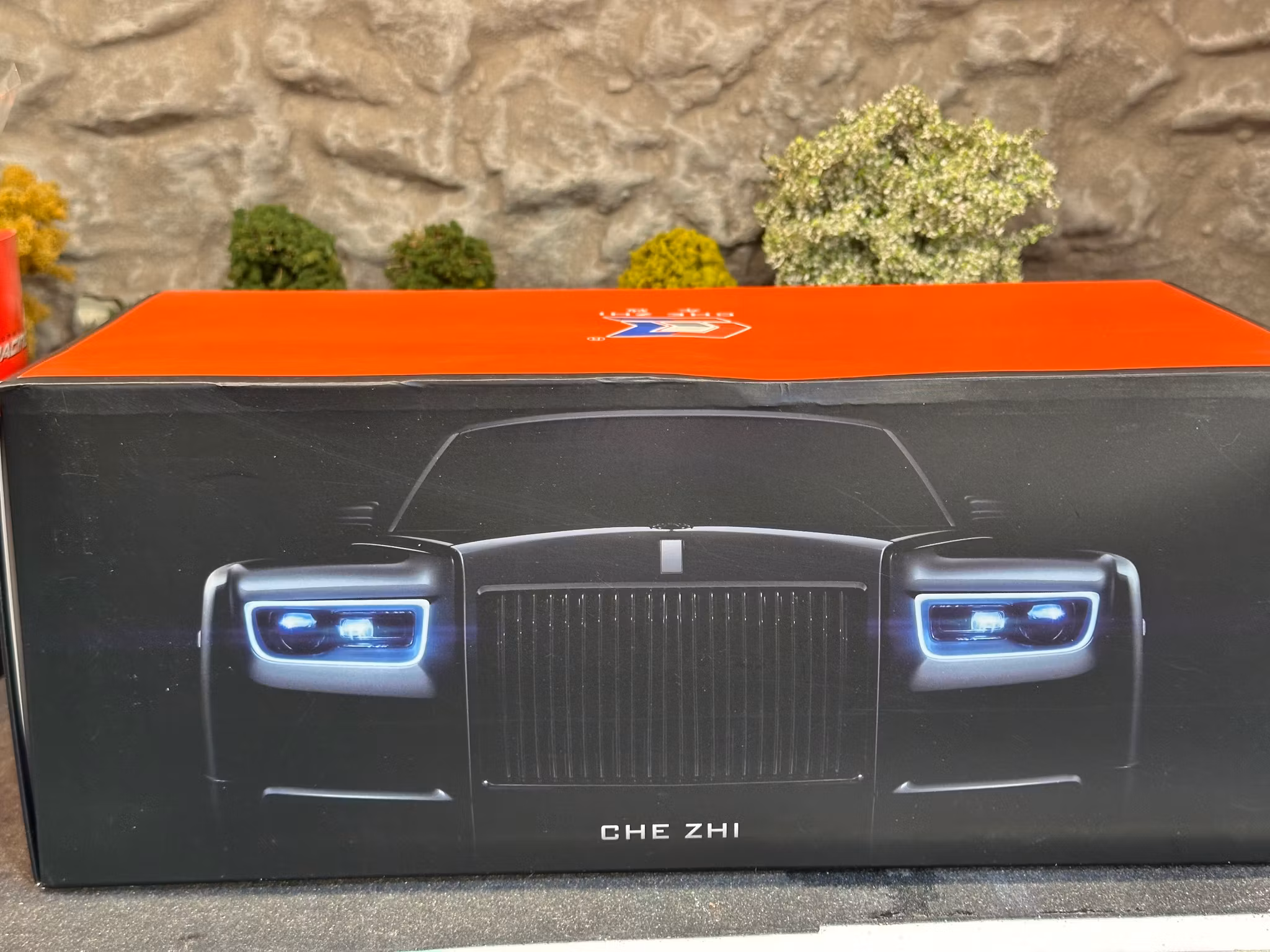 Skala 1/18 Rolls Royce Phantom, Black/Silver fr Che Zhi