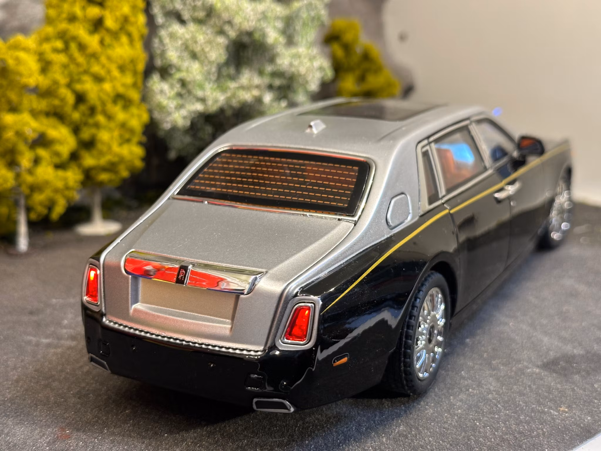 Skala 1/18 Rolls Royce Phantom, Black/Silver fr Che Zhi