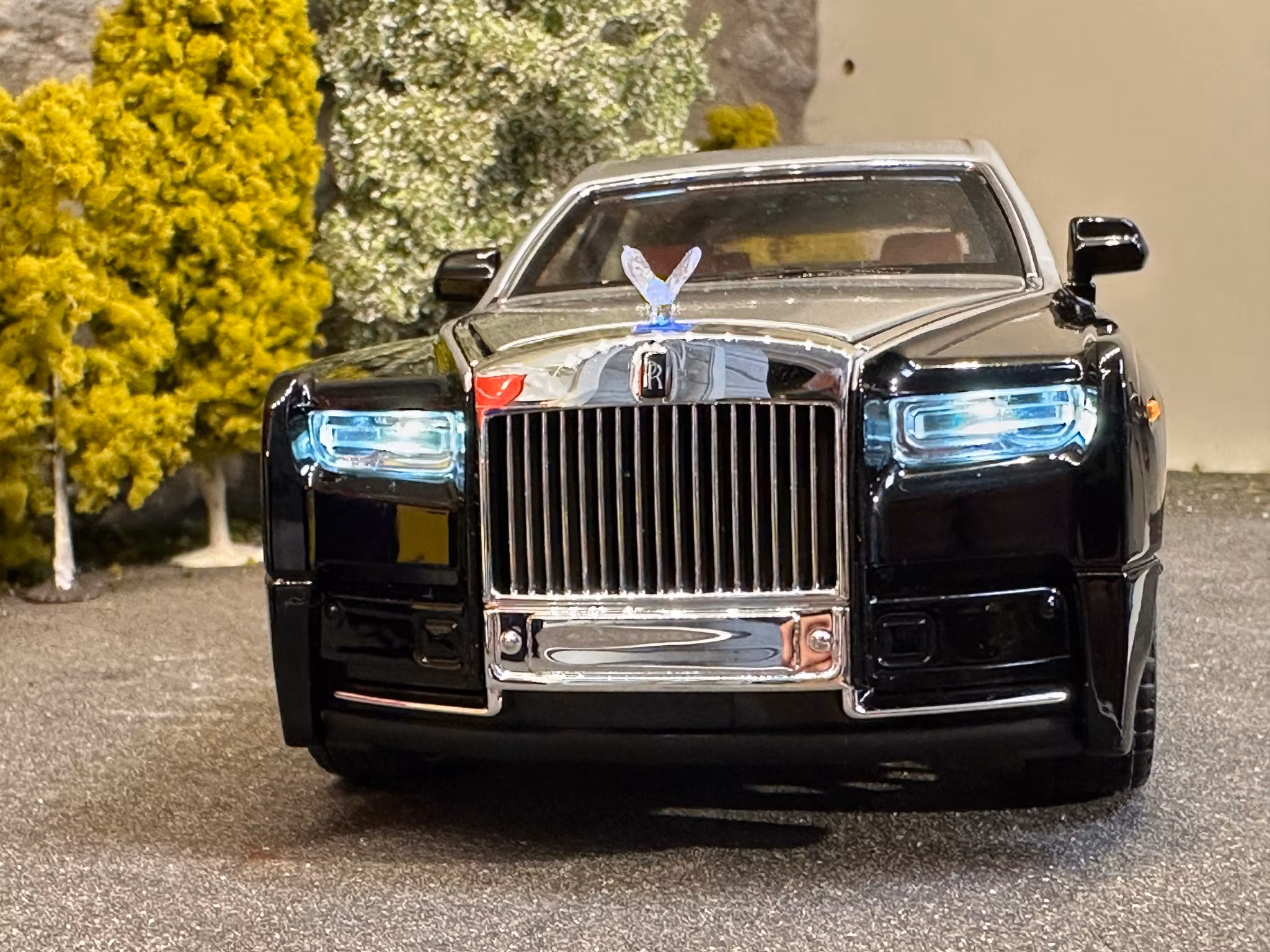 Skala 1/18 Rolls Royce Phantom, Black/Silver fr Che Zhi