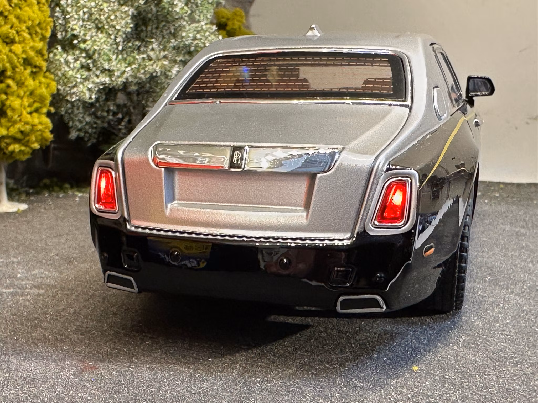 Skala 1/18 Rolls Royce Phantom, Black/Silver fr Che Zhi