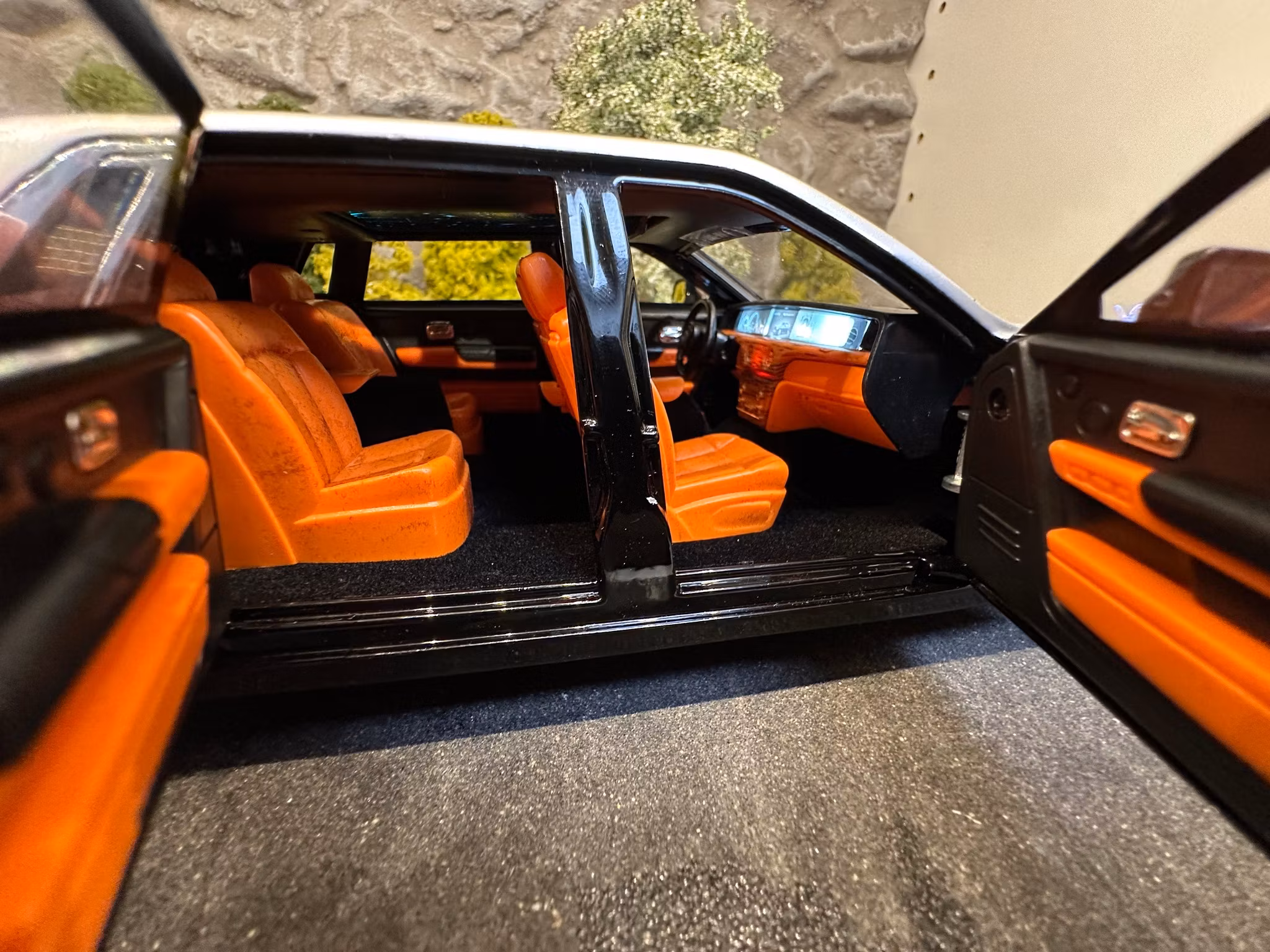 Skala 1/18 Rolls Royce Phantom, Black/Silver fr Che Zhi