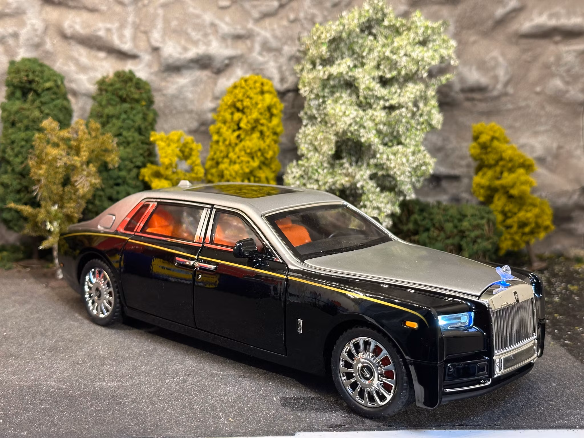 Skala 1/18 Rolls Royce Phantom, Black/Silver fr Che Zhi