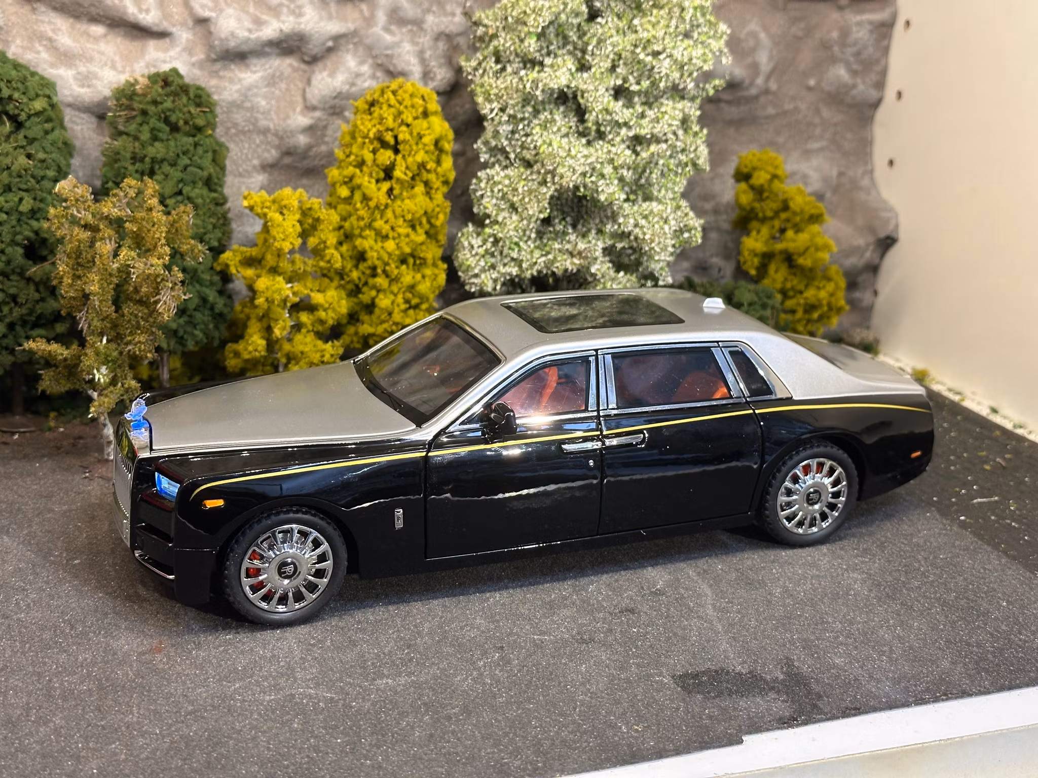 Skala 1/18 Rolls Royce Phantom, Black/Silver fr Che Zhi
