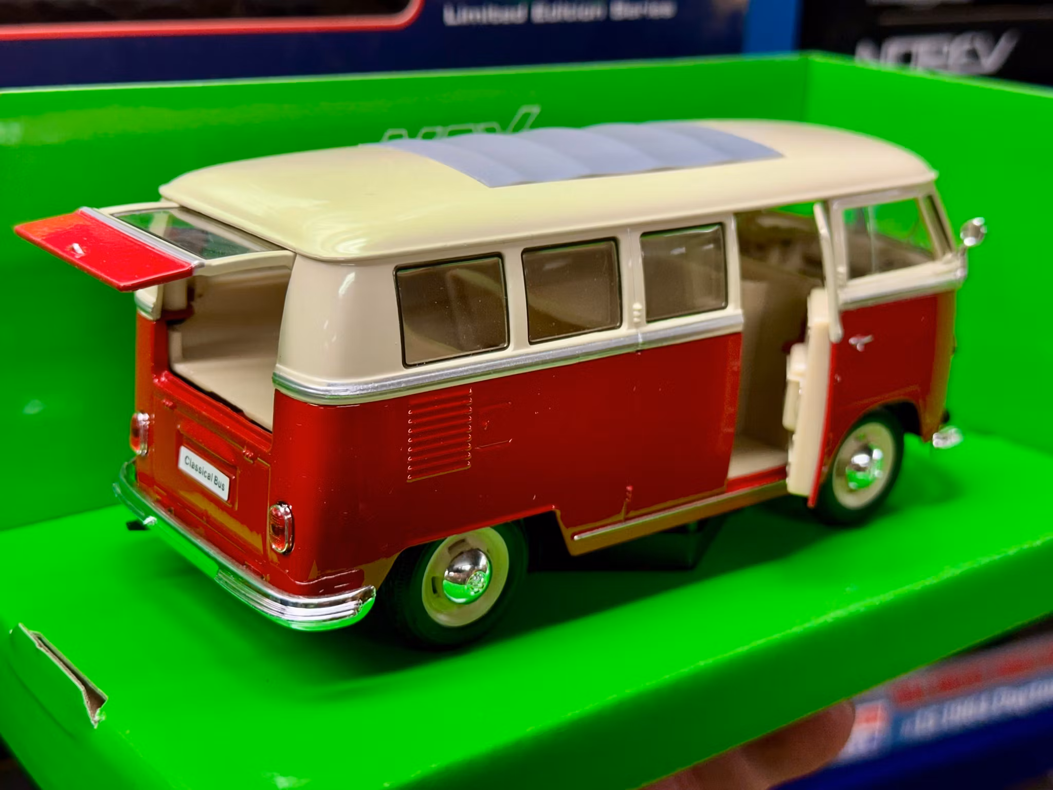 Skala 1/24: 1963 Volkswagen T1 Bus, Red/White fr Welly