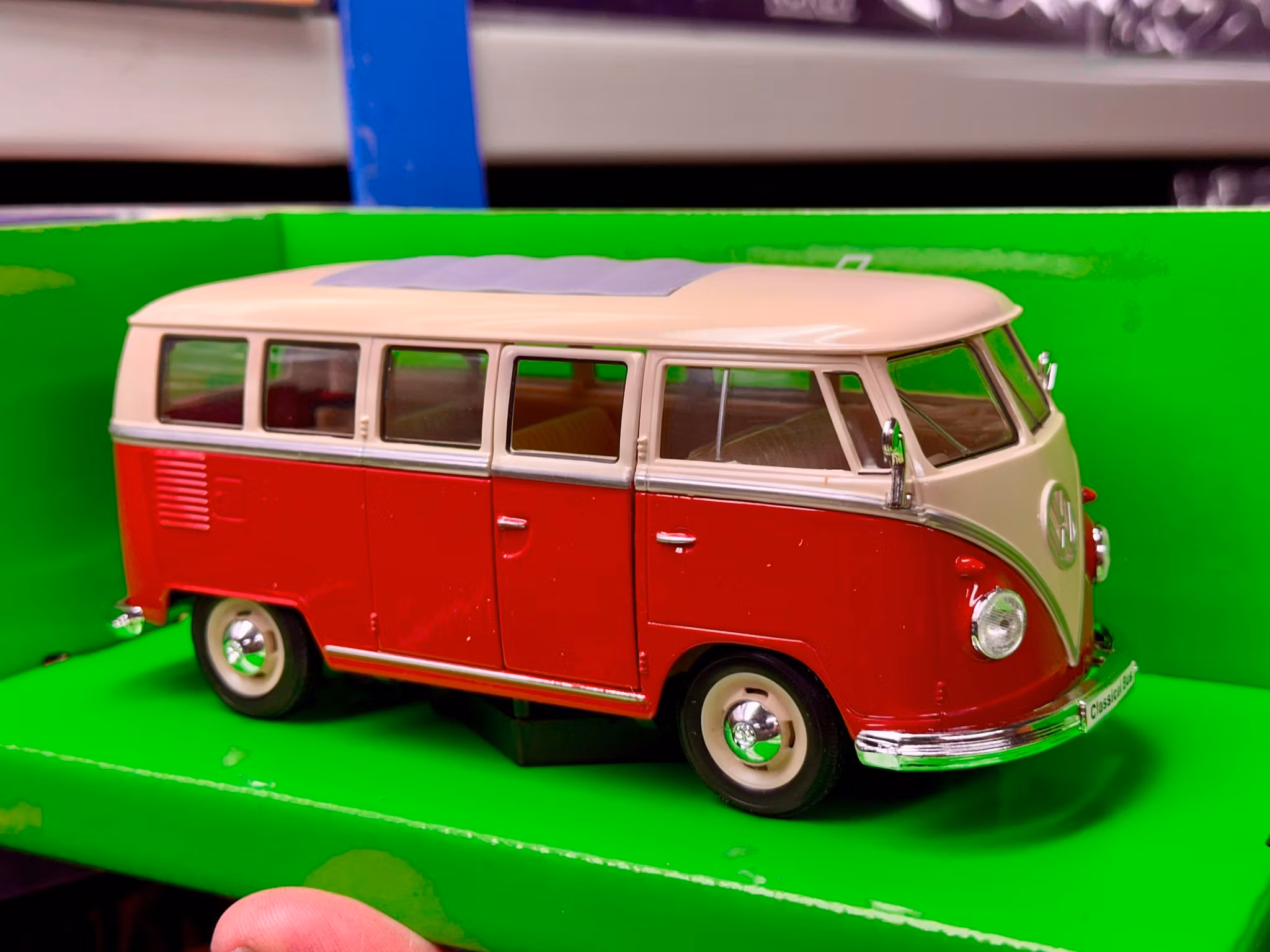 Skala 1/24: 1963 Volkswagen T1 Bus, Red/White fr Welly
