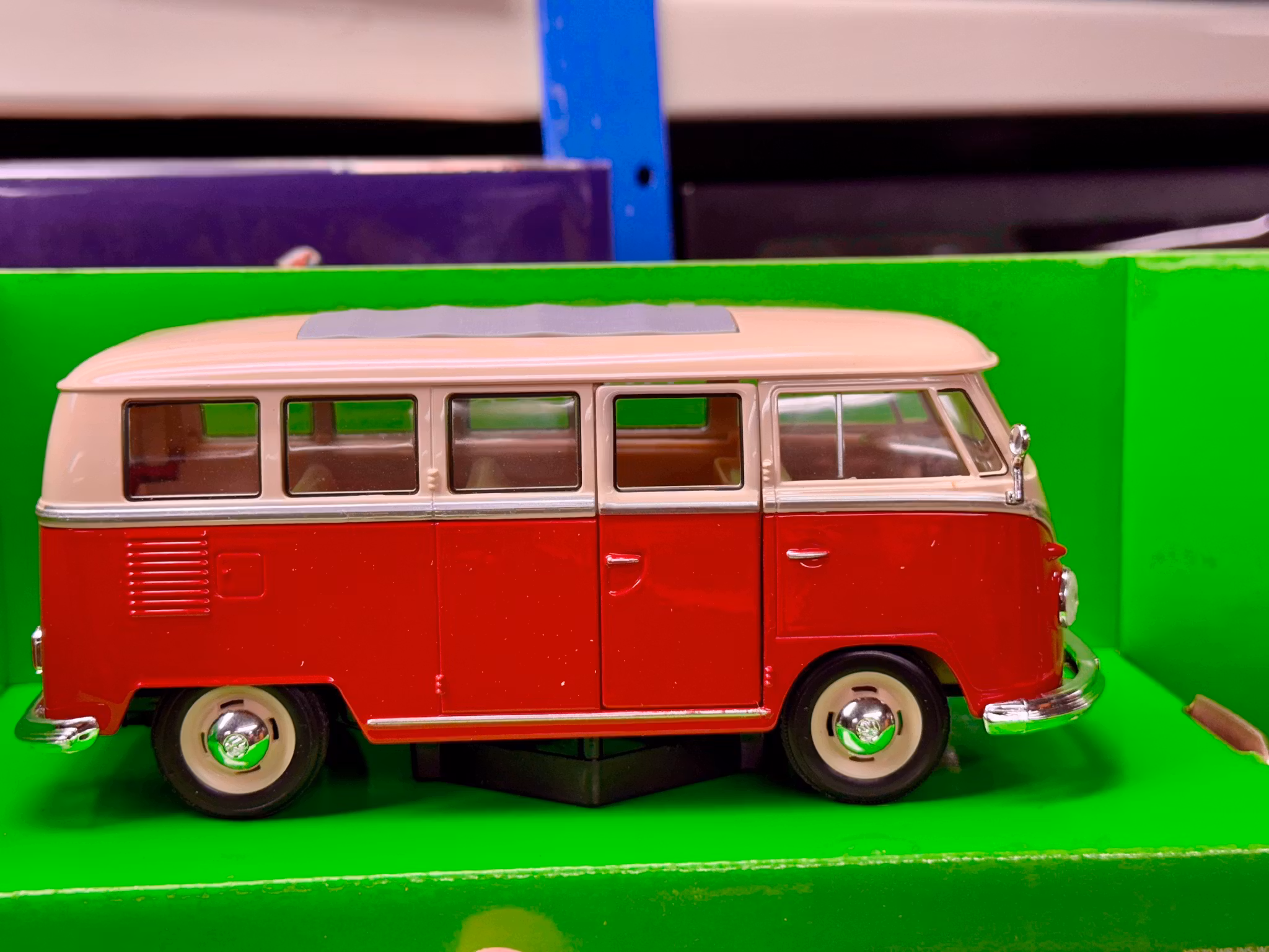Skala 1/24: 1963 Volkswagen T1 Bus, Red/White fr Welly