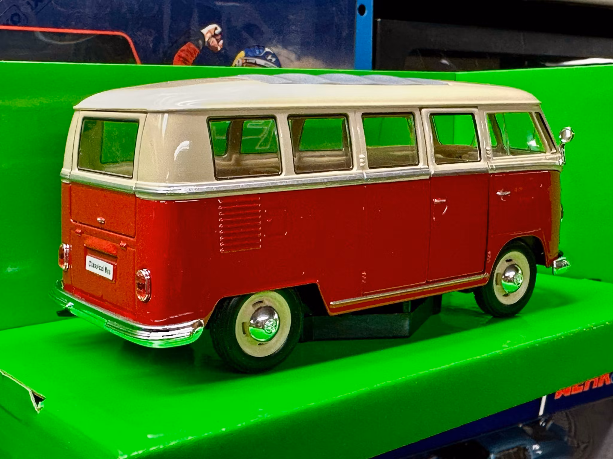 Skala 1/24: 1963 Volkswagen T1 Bus, Red/White fr Welly