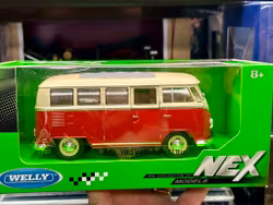 Skala 1/24: 1963 Volkswagen T1 Bus, Red/White fr Welly
