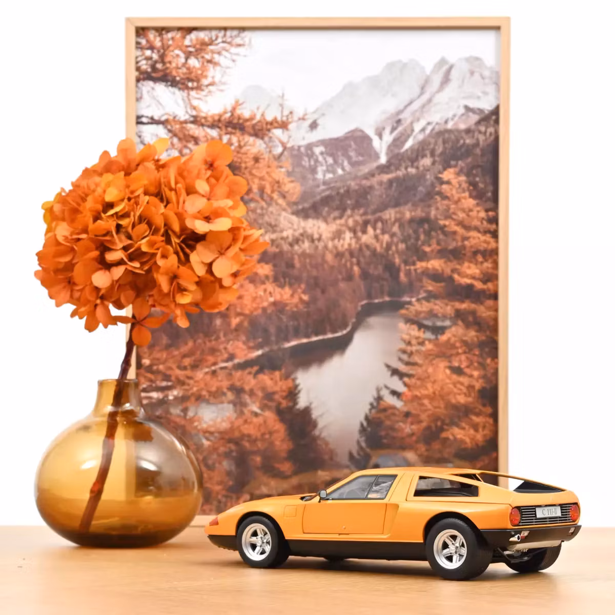 Skala 1/18 Mercedes-Benz C 111 / II 1970 Weissherbs metallic fr Norev